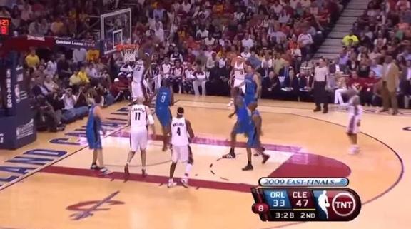 詹姆斯九东决一秒三分绝杀魔术。