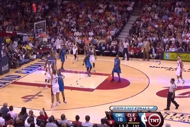 詹姆斯九东决一秒三分绝杀魔术。