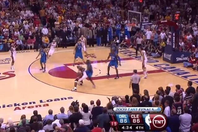 詹姆斯九东决一秒三分绝杀魔术。