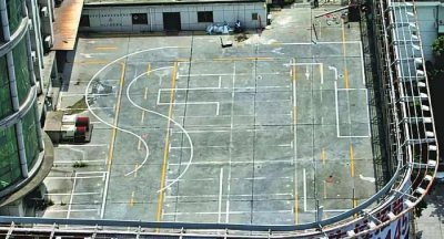 太吓人!商场顶楼变“空中驾校” 网友:这是拿命学车啊...