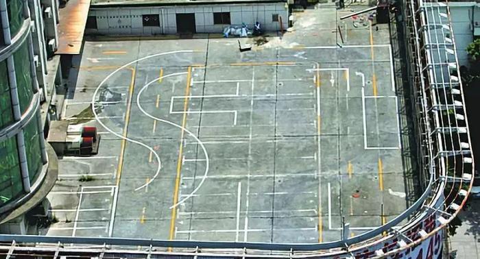 太吓人!商场顶楼变“空中驾校” 网友:这是拿命学车啊...