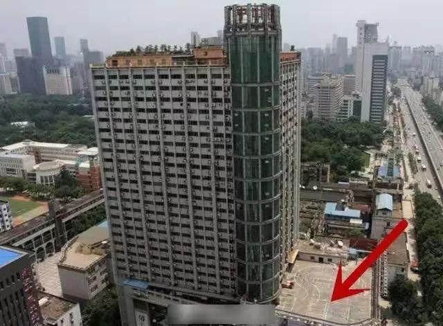 太吓人!商场顶楼变“空中驾校” 网友:这是拿命学车啊...