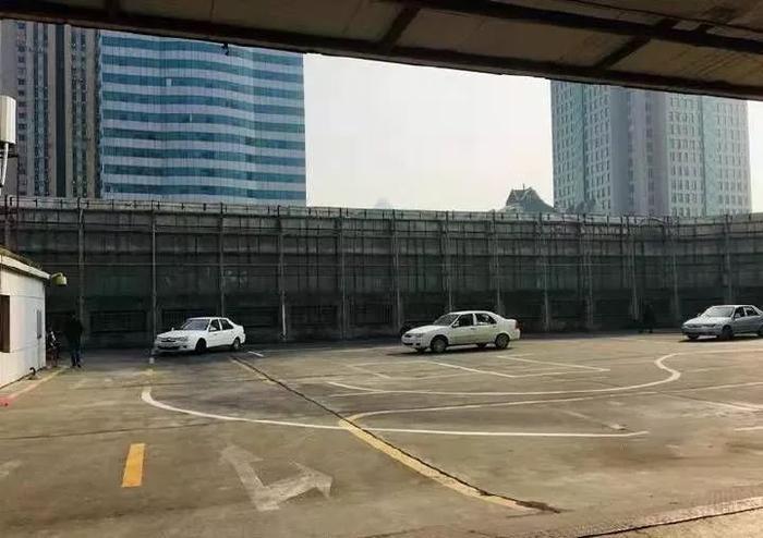 太吓人!商场顶楼变“空中驾校” 网友:这是拿命学车啊...