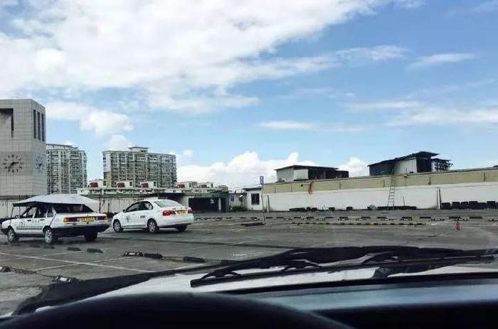 太吓人!商场顶楼变“空中驾校” 网友:这是拿命学车啊...