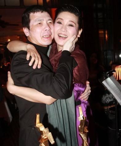 冯小刚前妻被抛弃后一直单身,现状如何?两人女儿27岁,很漂亮