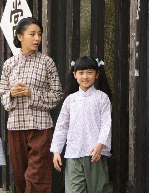 曾经被网友狂喷长残的陆子艺,被骂出国留学,如今出门豪车相伴