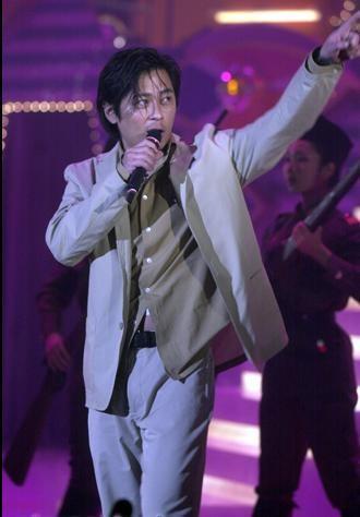 他独自养女儿长大,与儿子15年不能相见