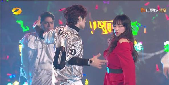 王一博程潇关系有多好?王一博抢她的筷子夹菜,程潇反应太甜了!