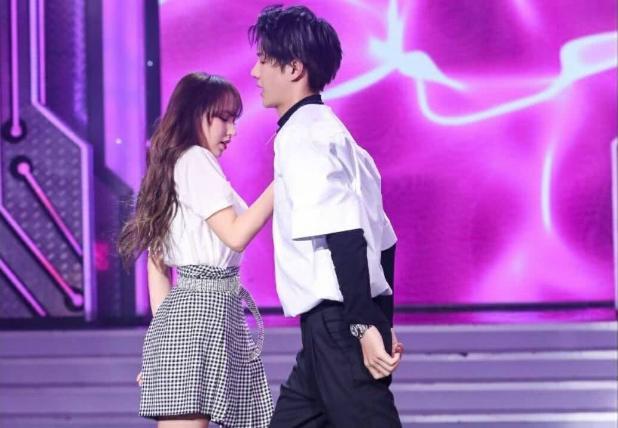 王一博程潇关系有多好?王一博抢她的筷子夹菜,程潇反应太甜了!