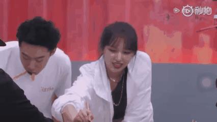 王一博程潇关系有多好?王一博抢她的筷子夹菜,程潇反应太甜了!