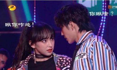 王一博程潇关系有多好?王一博抢她的筷子夹菜,程潇反应太甜了!