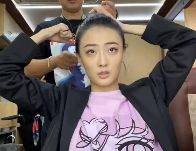 徐璐直接素颜出镜,笑的很开心,不少人觉得她素颜出镜反而很真实