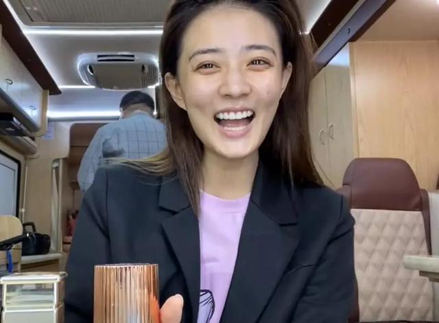 徐璐直接素颜出镜,笑的很开心,不少人觉得她素颜出镜反而很真实