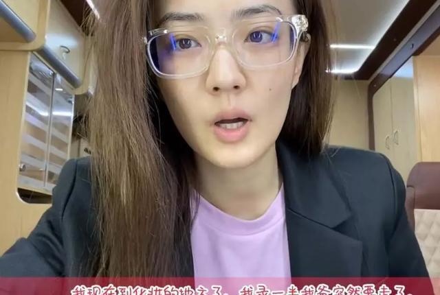 徐璐直接素颜出镜,笑的很开心,不少人觉得她素颜出镜反而很真实