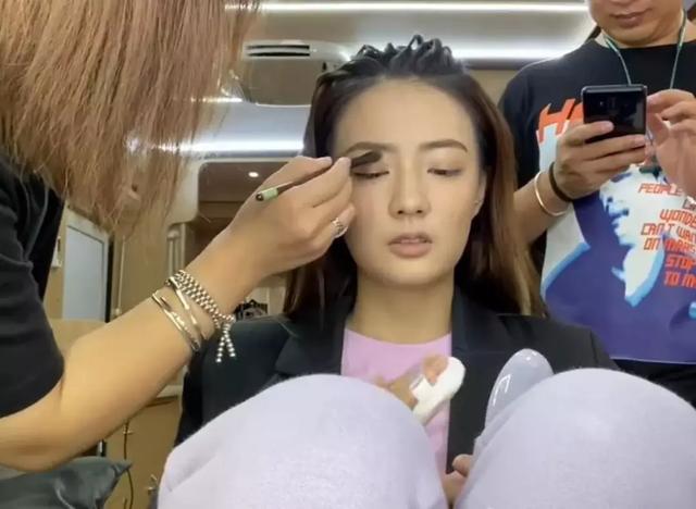 徐璐直接素颜出镜,笑的很开心,不少人觉得她素颜出镜反而很真实