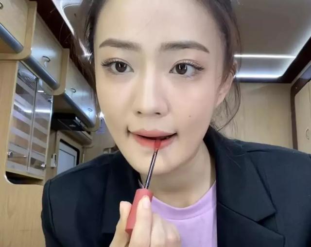 徐璐直接素颜出镜,笑的很开心,不少人觉得她素颜出镜反而很真实