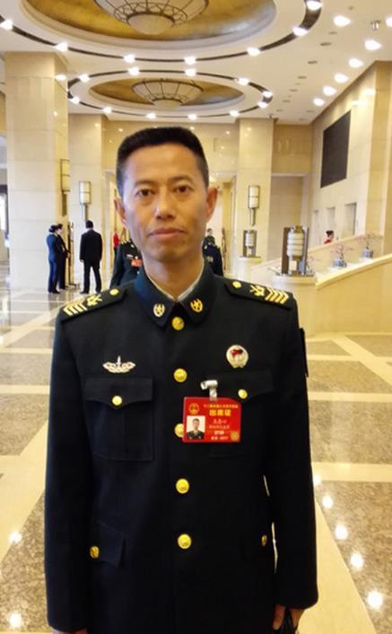 他被称为中国兵王,退役后被部队召回,将军见他也要向他敬礼!