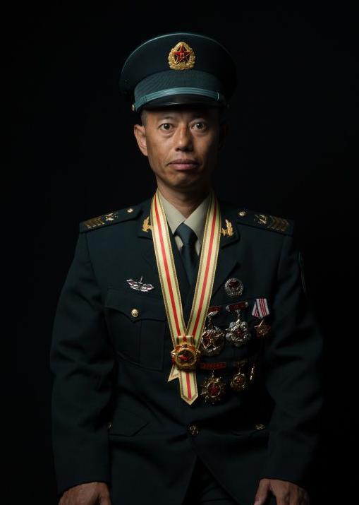 他被称为中国兵王,退役后被部队召回,将军见他也要向他敬礼!