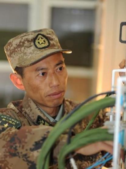 他被称为中国兵王,退役后被部队召回,将军见他也要向他敬礼!