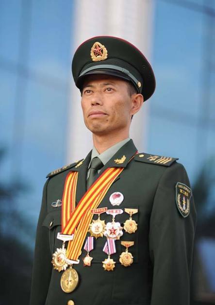 他被称为中国兵王,退役后被部队召回,将军见他也要向他敬礼!