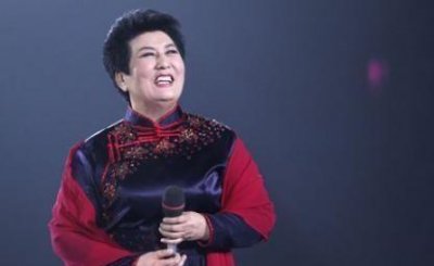 草原夜莺德德玛:53岁半身瘫痪,二婚丈夫用真情伴她站回舞台