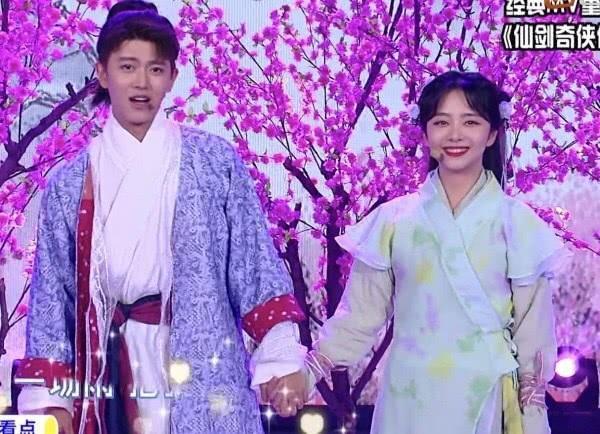 任嘉伦谭松韵上节目,两人牵手动作也太甜了吧