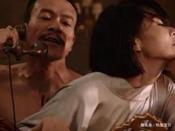 许晴在《老炮儿》中算“收敛”的,她在这两部影片中,更放得开