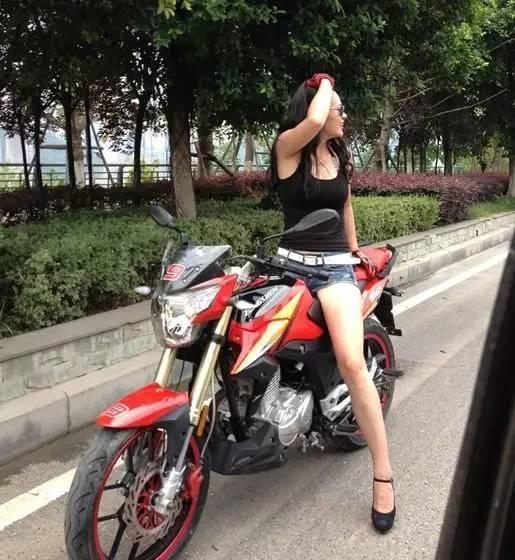 搞笑段子图文:经常熬夜,所以黑眼圈特别严重!