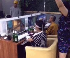 搞笑段子图文:经常熬夜,所以黑眼圈特别严重!