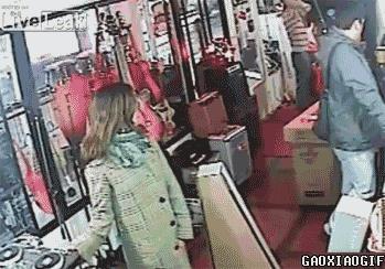 搞笑段子图文:经常熬夜,所以黑眼圈特别严重!