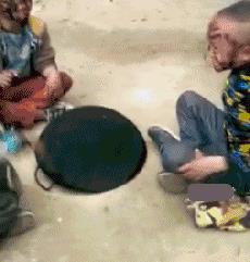 搞笑段子图文:经常熬夜,所以黑眼圈特别严重!