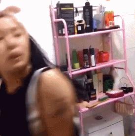 搞笑段子图文:经常熬夜,所以黑眼圈特别严重!