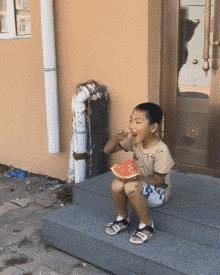 搞笑段子图文:经常熬夜,所以黑眼圈特别严重!