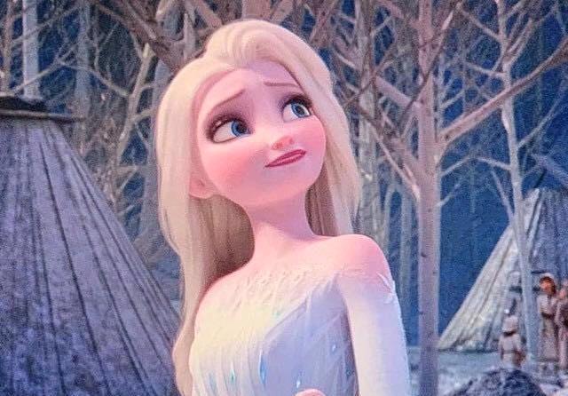 冰雪奇缘:安娜经过六年的蜕变,她由公主变成女王,成全了艾莎