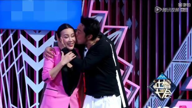 马景涛咆哮帝上身,强吻刘嘉玲场面陷入冰点,其他嘉宾尴尬陪笑!