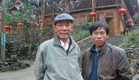 曾因太丑无戏可演,后娶房东女儿,今与妻子恩爱数十年