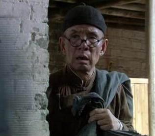 曾因太丑无戏可演,后娶房东女儿,今与妻子恩爱数十年