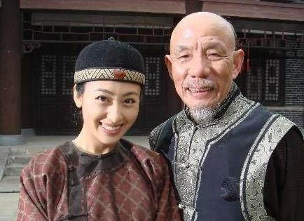 曾因太丑无戏可演,后娶房东女儿,今与妻子恩爱数十年