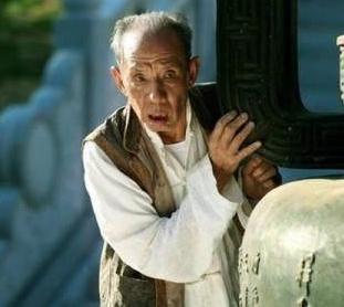 曾因太丑无戏可演,后娶房东女儿,今与妻子恩爱数十年