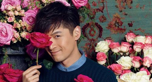 胡歌为粉丝跪地签名,原因太暖心,怪不得他能红这么长时间