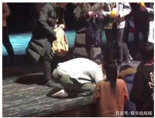 胡歌为粉丝跪地签名,原因太暖心,怪不得他能红这么长时间