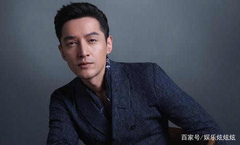 胡歌为粉丝跪地签名,原因太暖心,怪不得他能红这么长时间