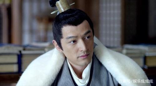 胡歌为粉丝跪地签名,原因太暖心,怪不得他能红这么长时间