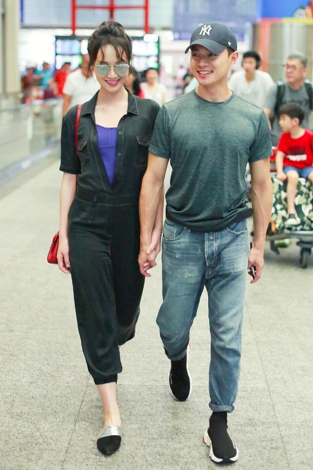曹俊携女友恩爱走机场,蓝盈莹穿连体裤身材真棒,曹俊眼光太好了