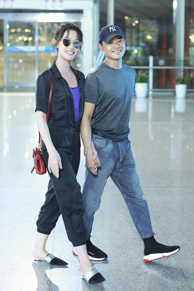 曹俊携女友恩爱走机场,蓝盈莹穿连体裤身材真棒,曹俊眼光太好了