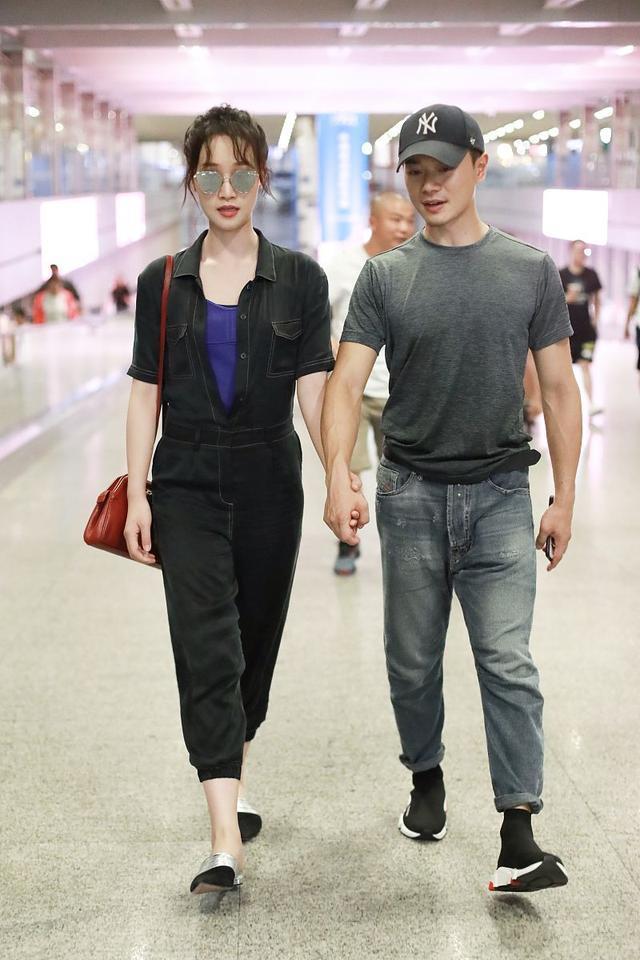曹俊携女友恩爱走机场,蓝盈莹穿连体裤身材真棒,曹俊眼光太好了