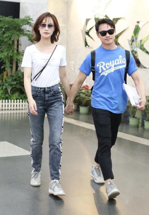 曹俊携女友恩爱走机场,蓝盈莹穿连体裤身材真棒,曹俊眼光太好了