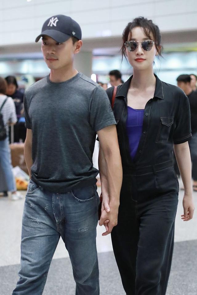 曹俊携女友恩爱走机场,蓝盈莹穿连体裤身材真棒,曹俊眼光太好了