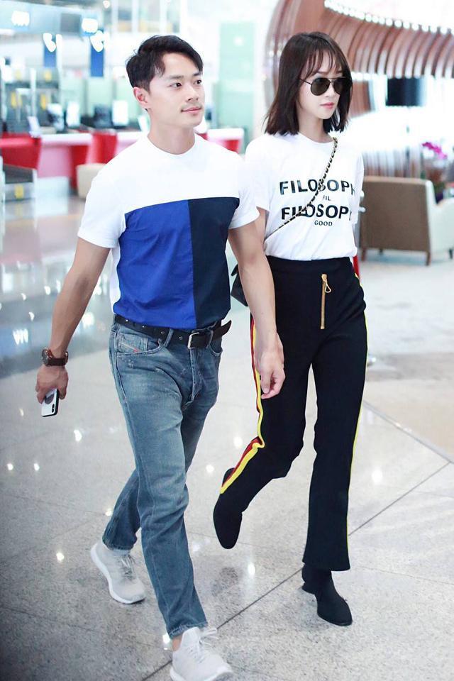 曹俊携女友恩爱走机场,蓝盈莹穿连体裤身材真棒,曹俊眼光太好了