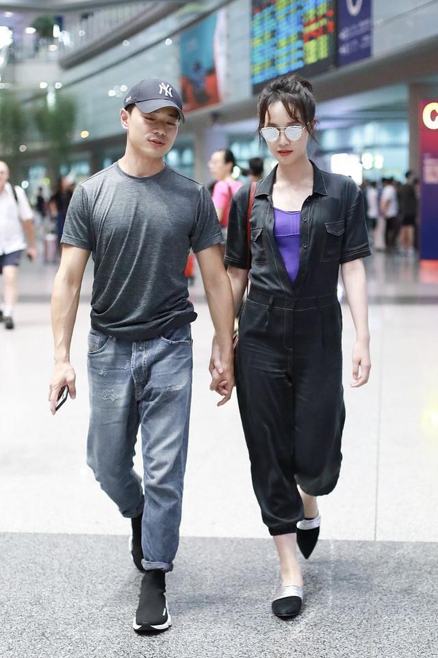 曹俊携女友恩爱走机场,蓝盈莹穿连体裤身材真棒,曹俊眼光太好了